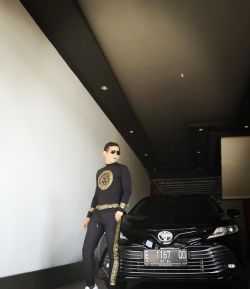 VERSACE SWEATSHIRT AND JOGGER PULLOVER